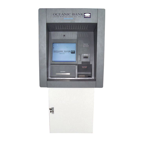 Seinale paigaldatud kiosk läbi seinakioski panga pangaautomaadi