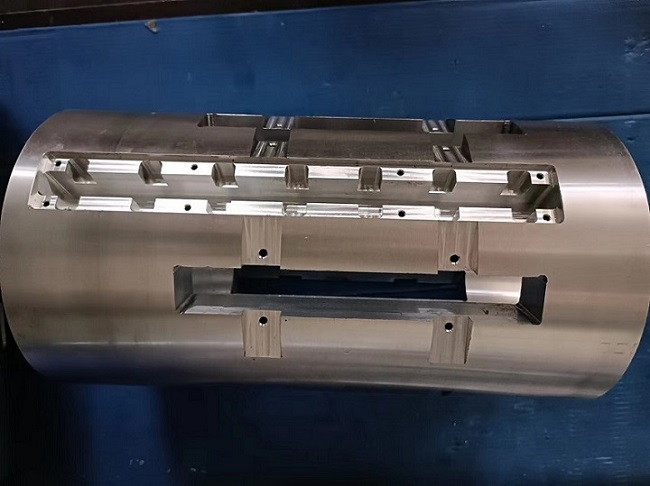 How does CNC four-axis machining center process shaft parts