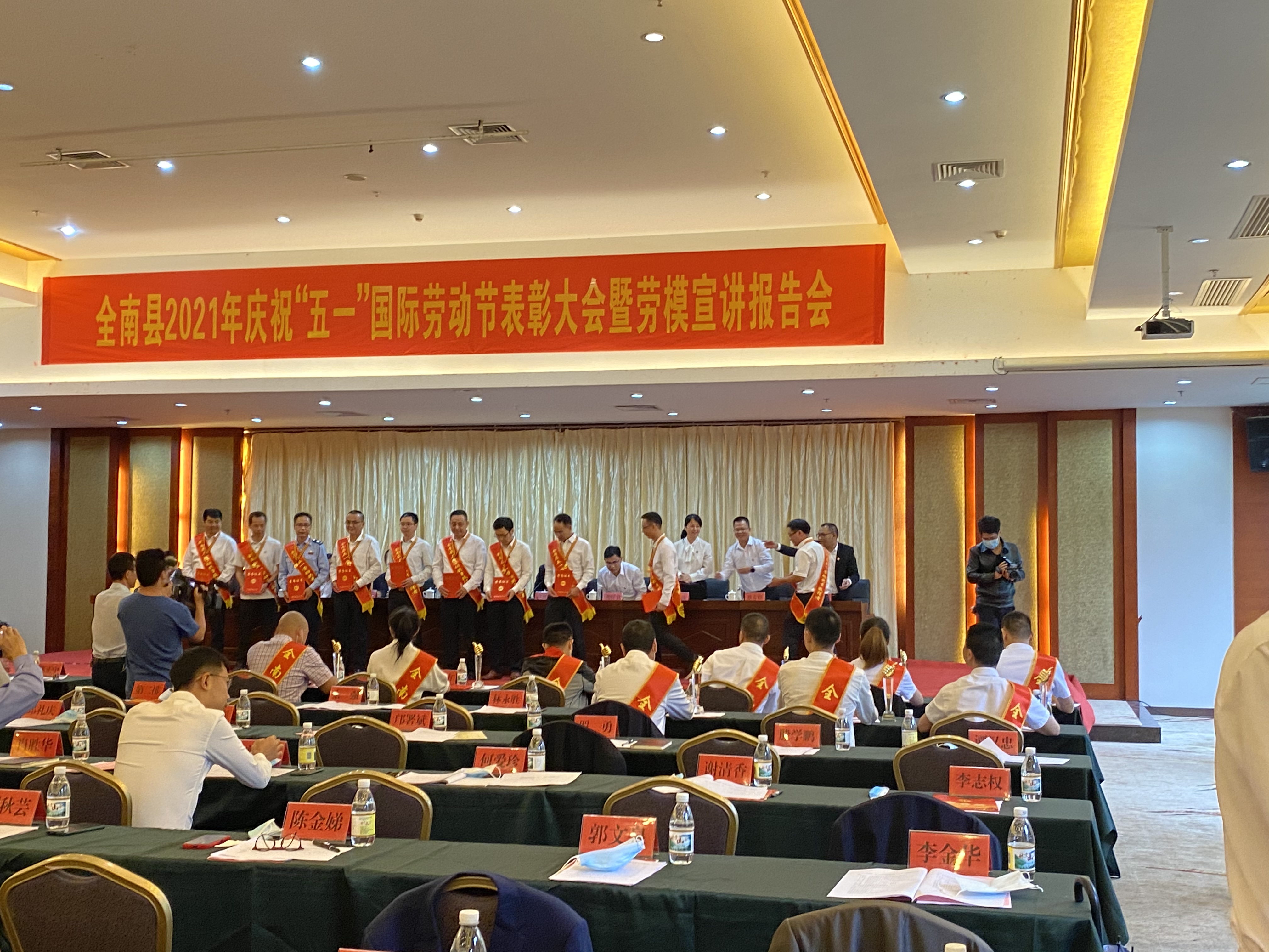 Dengfeng Company မှ ၀ န်ထမ်းများသည် Jiangxi ပြည်နယ်ရှိ Quannan ကောင်တီ၏မေလ ၁ ရက်အလုပ်သမားတံဆိပ်ကိုရရှိခဲ့သည်