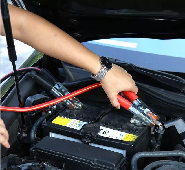 Pasiimkite „Jumper Cable“ ir maitinimo banką, kurie gali padėti užvesti automobilio variklį avariniu atveju